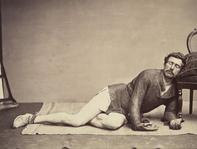 Mężczyzna w tunice kolczugi udający umierającego żołnierza 1863. autorstwa Constant Delessert
