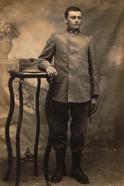 Album "Armia GM R. (I wojna światowa)": żołnierz 34 Pułku Piechoty w mundurze według kraju (zdjęcie czarno-białe) autorstwa Conterno Conterno