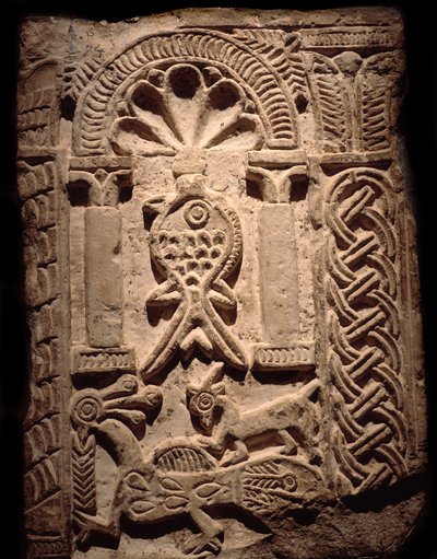 Cywilizacja koptyjska: fragment muru z płaskorzeźbami z rybami (symbol chrześcijański). VI lub VII wiek po JC. Luksor, Muzeum Sztuki Egipskiej autorstwa Coptic Coptic