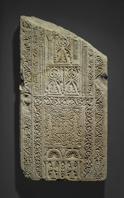 Stela fragmentaryczna, prawdopodobnie znaleziona w Esnie, VII-VIII w. (wapień ze śladami tynku) autorstwa Coptic Coptic
