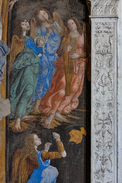 Cud Sakramentu”: detal z aniołami grającymi muzykę (fresk) autorstwa Cosimo Rosselli