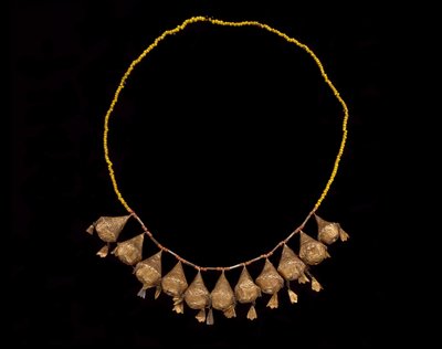 Opaska Korony, koniec XIX-początek XX w. (złoto, koralowe i szklane koraliki) autorstwa Culture Minangkabau