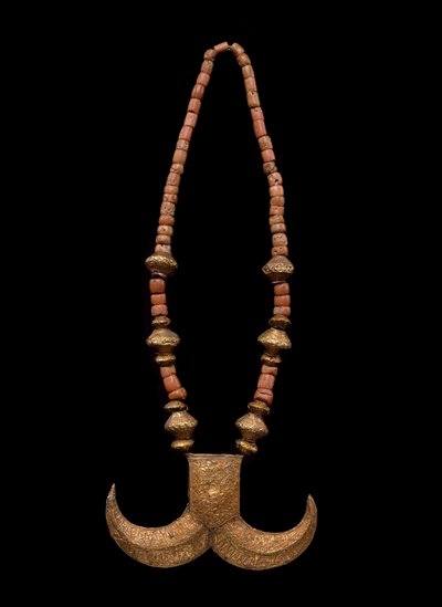 Naszyjnik z tygrysim pazurem, koniec XIX-początek XX wieku (złota folia, drewno, miedź i koral) autorstwa Culture Minangkabau