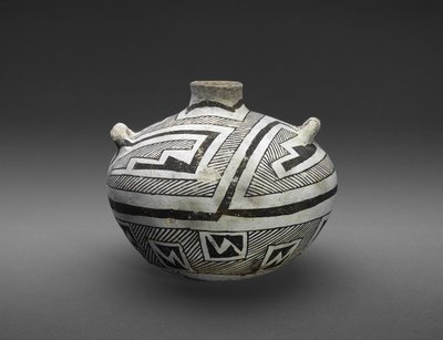 Słoik (Olla) z wzorami schodkowymi i w paski autorstwa Culture Mogollon