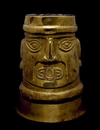 Zlewka przedstawiająca bóstwo z oczami i kłami w stylu sykańskim, 800-1350 AD (złoto) autorstwa Culture Sicán