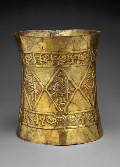 Korona przedstawiająca władców lub bogów trzymających ceremonialne laski, 800-1350 ne (młotkowane i ścigane złoto) autorstwa Culture Sicán