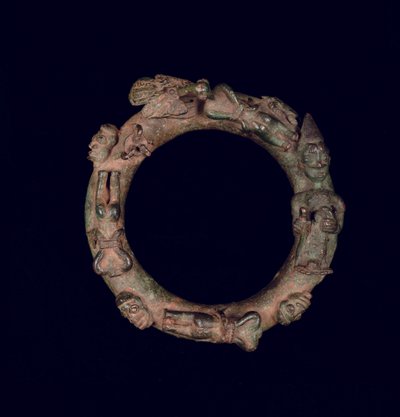 Pierścień przedstawiający rytualną ofiarę autorstwa Yoruba Culture