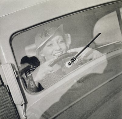 Kobieta prowadząca, ok. 1930 (fotograwiura) autorstwa Czech Photographer