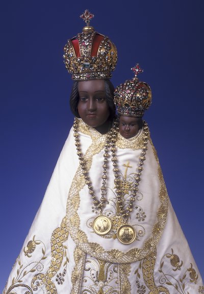 Statuetka Matki Boskiej Świętogórskiej (drewno, metal i tkanina) autorstwa Czech School