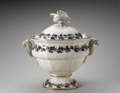Waza na zupę, ok. 1930 r. 1853 (ceramika szkliwiona ołowiem) autorstwa Dale Hall Pottery T. J. and J. Mayer