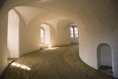 Wnętrze Okrągłej Wieży, ukończone 1643 autorstwa Danish School