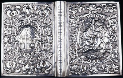 Górna i dolna okładka książki z listowiem i wizerunkiem Miłosiernego Samarytanina, 1740 autorstwa Danish School