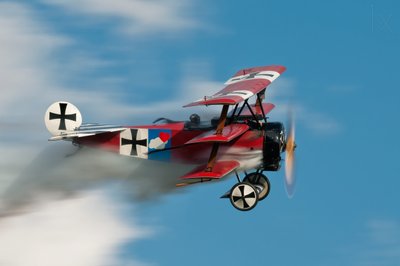 Lot historycznym czerwonym trójpłatowcem autorstwa Darek Siusta