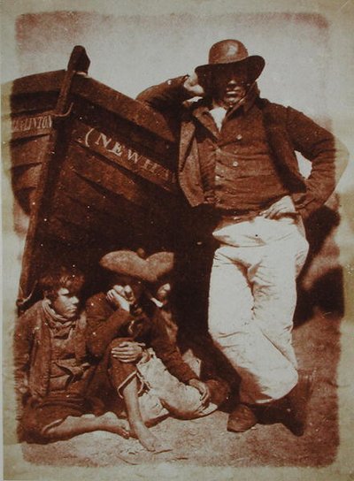 A Newhaven Fisherman and Boys, c.1843-47 (odbitka na papierze solnym z negatywu kalotypu) autorstwa David Octavius and Adamson Robert Hill