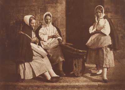 Pani Logan i Dwie Nieznane Kobiety, Newhaven, 184347, druk ok. 1916. Twórcy: David Octavius Hill, Robert Adamson, Hill & Adamson. autorstwa Hill and Adamson
