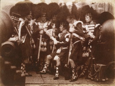 [Oficer 92. Gordon Highlanders Reading to the Troops, Zamek w Edynburgu], 9 kwietnia 1846 . Twórcy: David Octavius Hill, Robert Adamson, Hill & Adamson. autorstwa Hill and Adamson