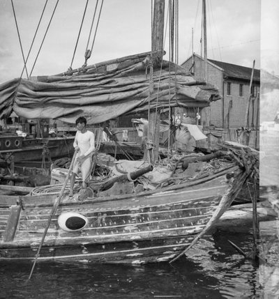 Widok z bliska na prawą burtę dżonki typu Swatow Trader w Kowloon w Hongkongu autorstwa David Watkin Waters