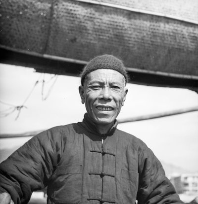 Portret jednego z członków załogi kantońskiego statku solnego na pokładzie jego statku w Sham Shui Po w Hongkongu autorstwa David Watkin Waters