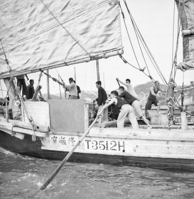 Bardzo bliski widok z lewej burty na mały statek handlowy T3512H z Hongkongu, który został uszkodzony w Sham Shui Po w Hongkongu. autorstwa David Watkin Waters