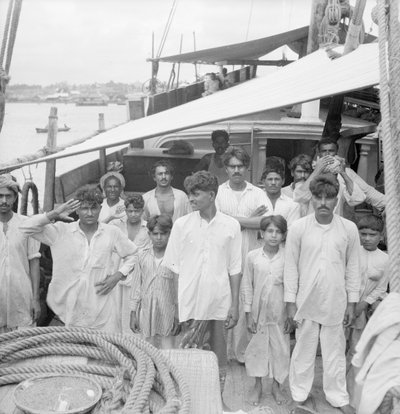 Kapitan i załoga na pokładzie indyjskiego statku typu kotia dhow Karimi (fl.1938) zakotwiczonego w Colombo, Cejlon autorstwa David Watkin Waters