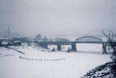 Nowosybirsk, rzeka Ob, Syberia, ZSRR, studenci przekraczają zamarzniętą rzekę Ob pieszo w śniegu, zima 1976 r. (zdjęcie) autorstwa Dean Conger