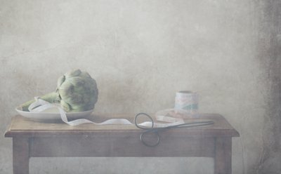 Karczoch i delikatna wstążka autorstwa Delphine Devos