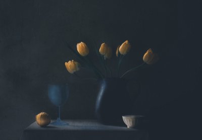 Martwa natura z żółtymi tulipanami w odcieniach Moody autorstwa Delphine Devos