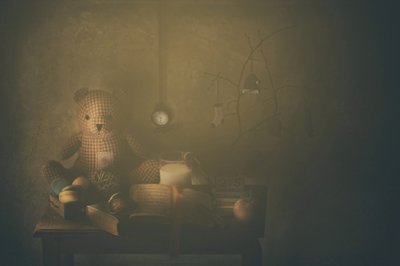 Nostalgiczna martwa natura z misiem autorstwa Delphine Devos