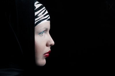 Profil tajemniczej kobiety autorstwa Denisa Justusová Šumcová