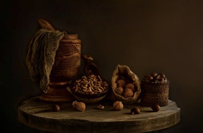 Rustykalna martwa natura z orzechami autorstwa Dennis Zhang