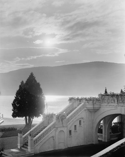 Światło księżyca nad jeziorem George, Fort William Henry Hotel, Lake George, Nowy Jork, ok. 1900-15 autorstwa Detroit Publishing Co.