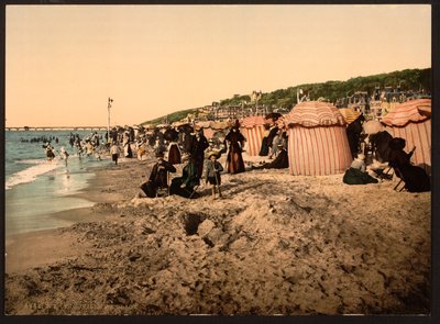 Plaża podczas kąpieli, Trouville-sur-Mer, Francja, ok. 1905 r. (zdjęcie pokolorowane) autorstwa Detroit Publishing Co.