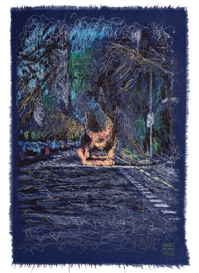 Auto en fuego en Belgrano, 2025 (akryl, tusz i ołówek na tkaninie) autorstwa Diego Beyro