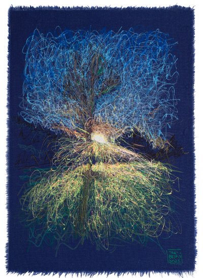 Sol poniente mientras espero albergue, 2025 (akryl, tusz i ołówek na tkaninie) autorstwa Diego Beyro