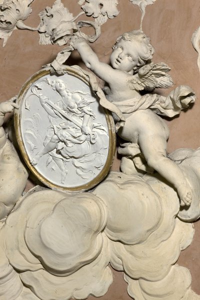 Anioły trzymające medalion (stiuk) autorstwa Diego Carloni