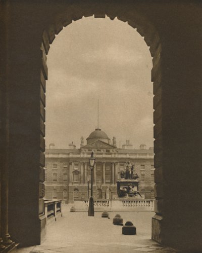 Przelotny widok Somerset House od strony Strand, c1935. autorstwa Donald McLeish