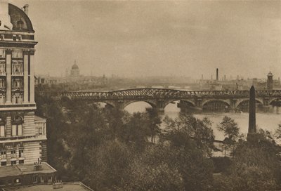 Taras Adelphi wychodzi na rzekę na wschód od hotelu Cecil do mostu Tower Bridge, ok. 1935. autorstwa Donald McLeish