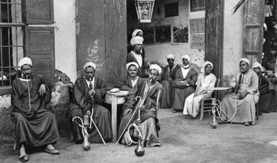 Arabska kawiarnia w Esnie, na południe od Luksoru, Egipt, ok. 1922 r. autorstwa Donald McLeish