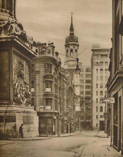 U podstawy pomnika Fish Street Hill, c1935. autorstwa Donald McLeish