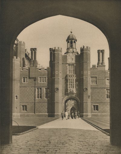 Base Court, pierwszy czworobok pałacu Wolseys, c1935. autorstwa Donald McLeish