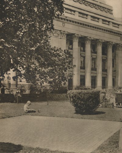 Dzieci bawią się tam, gdzie kiedyś rusztowanie ociekało krwią, c1935. autorstwa Donald McLeish