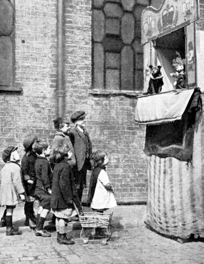 Dzieci oglądające program Punch and Judy na londyńskiej ulicy, 1936 autorstwa Donald McLeish