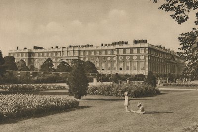 Wschodnie skrzydło Hampton Court dodane przez Wrena w miejscu pracy kardynałów, ok. 1935. autorstwa Donald McLeish
