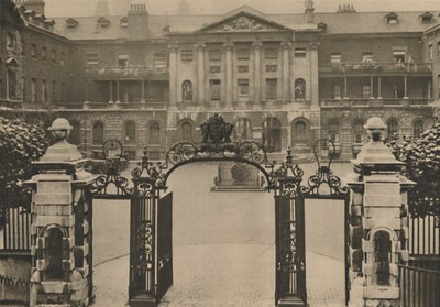 Wejście do Guys Hospital z pomnikiem założycieli na środku dziedzińca, c1935. autorstwa Donald McLeish