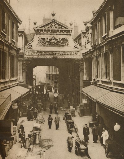 Wejście od ulicy Gracechurch do targu Leadenhall - Miejski Dom Rozliczeniowy dla Drobiu, c1935. autorstwa Donald McLeish