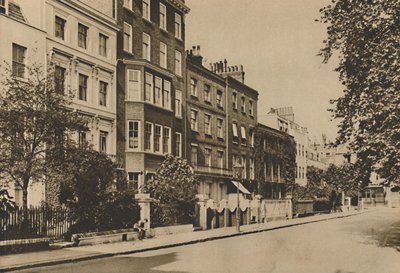 Plac Kensington, który nadal zachowuje pokój dwóch wieków, ok. 1935. autorstwa Donald McLeish