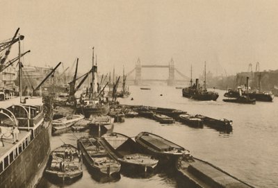 Wysyłka w Pool of London: widok z London Bridge do Tower Bridge, c1935. autorstwa Donald McLeish