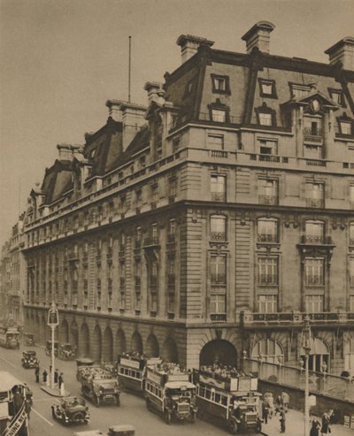 Ritz na terenie hoteli wielu pokoleń, c1935. autorstwa Donald McLeish