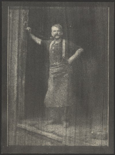 [Kowal stojący w drzwiach, fajka w ustach] autorstwa Doris Ulmann