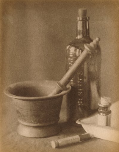 Martwa natura w ciemni autorstwa Doris Ulmann autorstwa Doris Ulmann